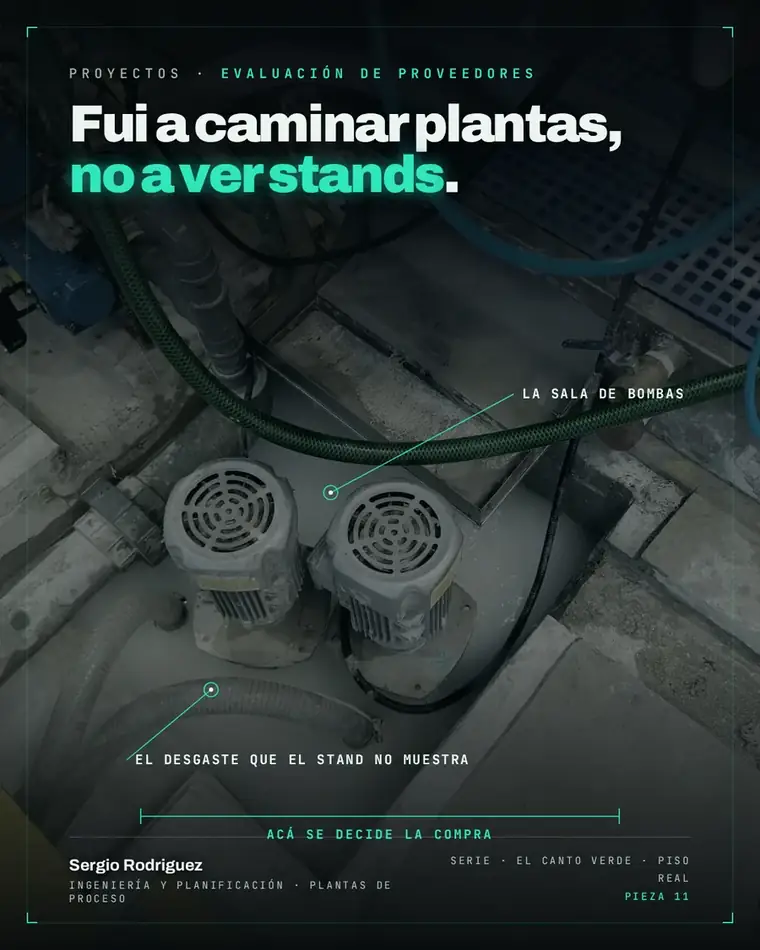 Sala de bombas y cañerías de una planta de proceso, fotografiada de noche con luz de trabajo.